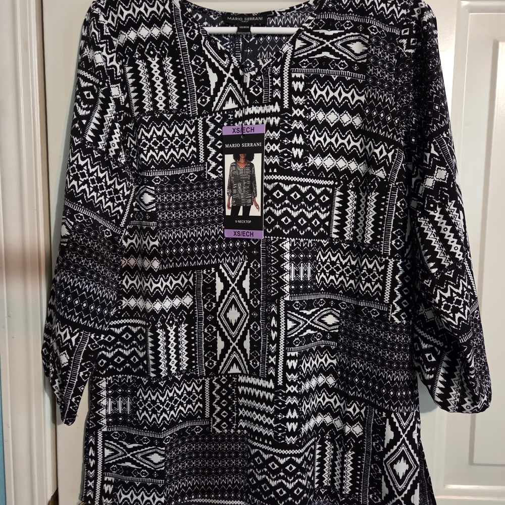Mario Serrani women's Size S v-neck 3/4 sleeve blouse Black and White NWT